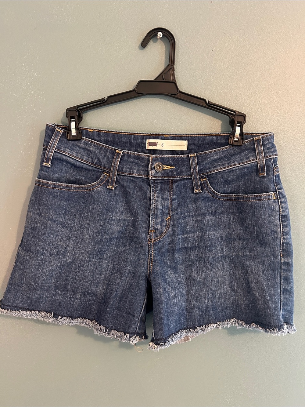 Levi’s shorts size 6 /28 in good condition